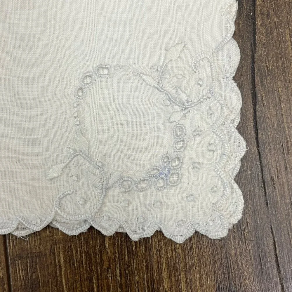 Vintage 4 White Linen Embroidered Cocktail Luncheon Napkins
